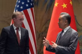 Bộ trưởng Ngoại giao Trung Quốc Vương Nghị và Cố vấn An ninh quốc gia Mỹ Jake Sullivan. (Ảnh: Reuters)