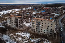 Một tòa chung cư bị phá hủy trong xung đột tại Izyum thuộc vùng Kharkiv, Ukraine ngày 20/2/2023. (Ảnh: AFP/TTXVN)