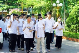 Thí sinh tại điểm thi trường THPT Đào Duy Từ (thành phố Đồng Hới, tỉnh Quảng Bình). (Ảnh: Tá Chuyên/TTXVN)