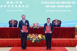 Thủ tướng Phạm Minh Chính và Thủ tướng Lý Cường chứng kiến trao Bản ghi nhớ giữa Bộ Công Thương Việt Nam và Bộ Thương mại Trung Quốc về tăng cường hợp tác xây dựng chuỗi cung ứng nông sản bền vững. (Ảnh: Dương Giang/TTXVN)