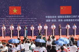 Các đại biểu thực hiện nghi thức khai thông. (Ảnh: Quang Duy/TTXVN)