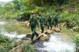 Cán bộ, chiến sỹ Đồn Biên phòng Hướng Lập tuần tra trên địa bàn. (Ảnh: Minh Đức/TTXVN)