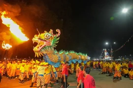 Hàng vạn người từ các tỉnh, thành và khách du lịch trong, ngoài nước đã tham dự Đại lễ Hội Yến Diêu Trì Cung năm 2024 tại Nội ô Tòa thánh Cao Đài Tây Ninh. (Ảnh: Minh Phú/TTXVN)