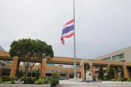 Bộ Ngoại giao Thái Lan treo cờ rủ tưởng nhớ Tổng Bí thư Nguyễn Phú Trọng. (Ảnh: Đỗ Sinh/TTXVN)