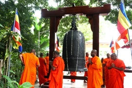 Các sư thày cử hành nghi lễ treo chuông tại Chùa Ti-Ratana Heights, Kuala Lumpur (Malaysia). (Ảnh: Hằng Linh/TTXVN)