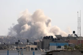 Khói bốc lên sau cuộc không kích của Israel xuống Khan Yunis, Dải Gaza, ngày 18/1. (Ảnh: THX/TTXVN) 