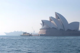 Khói mù bao trùm cầu cảng Sydney, Australia. (Ảnh: AFP/TTXVN)