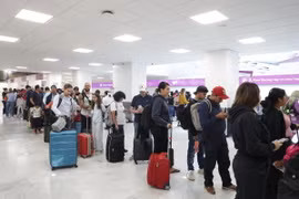 Hành khách chờ tại sân bay quốc tế Benito Juarez ở Mexico City (Mexico) ngày 19/7/2024, thời điểm xảy ra sự cố công nghệ thông tin toàn cầu khiến hàng loạt chuyến bay bị hoãn, hủy. (Ảnh: THX/TTXVN)