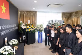 Ban Liên lạc Cộng đồng người Việt Nam tại Singapore thành kính dâng hương kính viếng Tổng Bí thư Nguyễn Phú Trọng. (Ảnh: Lê Dương/TTXVN)
