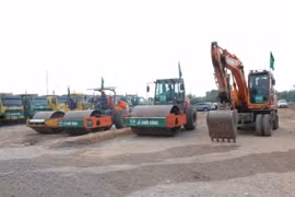 Thi công Dự án đầu tư các tuyến đường tỉnh ĐT.295C, ĐT.285B kết nối với thành phố Bắc Ninh qua các khu công nghiệp với quốc lộ 3 mới; ĐT.277B kết nối với cầu Hà Bắc 2, đường Vành đai 4 tại địa bàn huyện Yên Phong, tỉnh Bắc Ninh. (Ảnh: Thanh Thương/TTXVN)