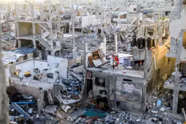 Cảnh đổ nát sau các cuộc không kích của Israel xuống Dải Gaza. (Ảnh: THX/TTXVN)