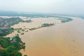 Nước lũ trên sông Hồng đoạn qua Yên Bái tiếp tục lên chậm sau đó đạt đỉnh ở mức 34,00m (trên báo động 3: 2,0m), sau xuống chậm. (Ảnh: Tuấn Anh/TTXVN)