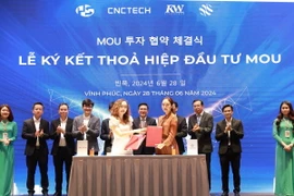 Ký kết biên bản ghi nhớ hợp tác và đầu tư giữa Tập đoàn CNCtech - Việt Nam với các nhà đầu tư Hàn Quốc. (Ảnh: Hoàng Hùng/TTXVN)