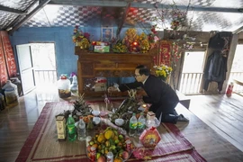 Người Mường chuẩn bị bàn thờ tổ tiên trước khi làm lễ xin phép thần linh, thổ công thổ địa để mời ông bà tổ tiên về ăn Tết cùng con cháu. (Ảnh Trọng Đạt/TTXVN)
