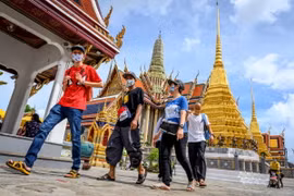 Khách du lịch tham quan Cung điện Hoàng gia ở Bangkok, Thái Lan. (Ảnh: AFP/TTXVN)