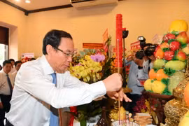 Bí thư Thành ủy Thành phố Hồ Chí Minh Nguyễn Văn Nên hương tưởng niệm Chủ tịch Hồ Chí Minh tại Bảo tàng Hồ Chí Minh - Chi nhánh Thành phố Hồ Chí Minh. (Ảnh: Thanh Vũ/TTXVN)