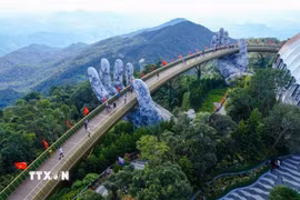 Quang cảnh Cầu Vàng ở Bà Nà Hills, Đà Nẵng. (Ảnh: TTXVN)
