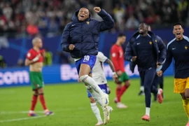 Tiền đạo Pháp Kylian Mbappe (số 7) ăn mừng chiến thắng trước tuyển Bồ Đào Nha. (Ảnh: THX/TTXVN)