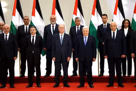 Tân Thủ tướng Palestine Mohammed Mustafa (thứ 3, trái, hàng đầu) và các thành viên Chính phủ mới tại lễ tuyên thệ nhậm chức ở Ramallah, Bờ Tây, ngày 31/3/2024. (Ảnh: THX/TTXVN)