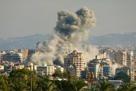 Khói bốc lên sau cuộc không kích của Israel xuống Tyre, Liban. (Ảnh: THX/TTXVN)