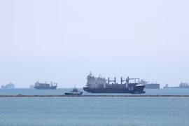 Tàu thuyền di chuyển trên Biển Đỏ. (Ảnh: AFP/TTXVN)