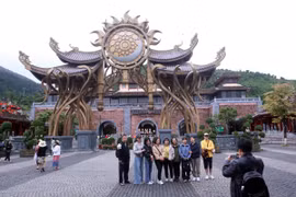 Khách du lịch đến tham quan chụp ảnh tại Khu du lịch Bà Nà Hills (Đà Nẵng). (Ảnh: Trần Lê Lâm/TTXVN)