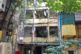 Tòa nhà C9 Khu tập thể Kim Liên, quận Đống Đa. (Ảnh Mạnh Khánh/TTXVN)