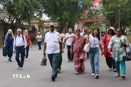 Du khách Ấn Độ tham quan Việt Nam. (Nguồn: TTXVN)