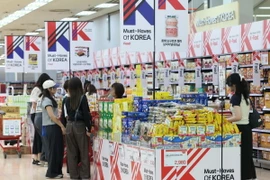 Các gian hàng trong một cửa hàng của Lotte Mart ở Seoul, Hàn Quốc. (Ảnh: Yonhap/TTXVN)