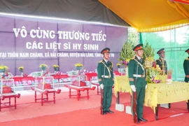Quang cảnh một lễ truy điệu và an táng hài cốt liệt sỹ. (Ảnh minh họa. Thanh Thủy/TTXVN)