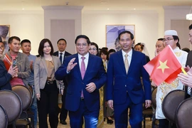 Thủ tướng Phạm Minh Chính và Phu nhân đến cuộc gặp cán bộ, nhân viên Đại sứ quán và đại diện cộng đồng người Việt Nam tại Qatar. (Ảnh: Dương Giang/TTXVN)