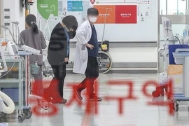 Nhân viên y tế tại một bệnh viện ở Seoul, Hàn Quốc. (Ảnh: Yonhap/TTXVN)