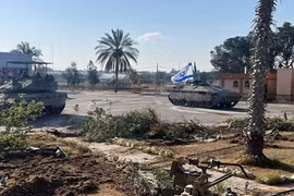 Xe tăng quân đội Israel tiến vào Gaza qua cửa khẩu Rafah ngày 7/5/2024. (Ảnh: THX/TTXVN)
