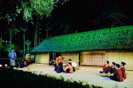 Ca khúc "Tiếng sáo diều tuổi thơ" được biểu diễn tại đầu cầu Nghệ An. (Ảnh: Đài Phát thanh và Truyền hình Nghệ An)