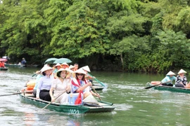 Đoàn công tác tham quan Khu du lịch sinh thái Tràng An. (Ảnh: Đức Phương/TTXVN)