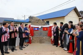 Việt Nam bàn giao dự án trường trung học phổ thông huyện Huamueng cho Lào