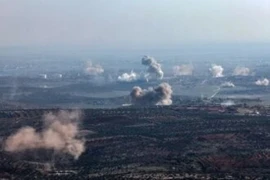 Khói bốc lên do giao tranh tại Syria. (Ảnh: IRNA/TTXVN)