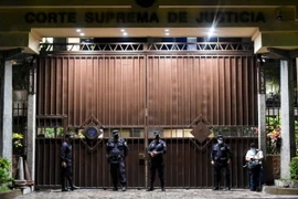 Cảnh sát El Salvador gác ở San Salvador, El Salvador. (Ảnh: AFP/TTXVN)