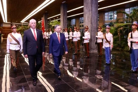 Tổng Bí thư, Chủ tịch nước Tô Lâm và Bí thư thứ nhất Đảng Cộng sản Cuba, Chủ tịch Cuba Miguel Díaz-Canel Bermudez duyệt Đội danh dự. (Ảnh: Lâm Khánh/TTXVN)