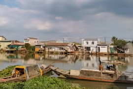 Những căn nhà bị sạt lở trên sông Trà Nóc ngày 3/4 nhìn từ phía phường Trà Nóc. (Ảnh: Thanh Liêm/TTXVN)