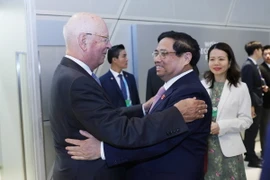 Thủ tướng Phạm Minh Chính tiếp Nhà sáng lập kiêm Chủ tịch điều hành Diễn đàn Kinh tế Thế giới (WEF) Klaus Schwab. (Ảnh: Dương Giang/TTXVN)