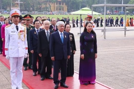 Các đại biểu vào Lăng viếng Chủ tịch Hồ Chí Minh. (Ảnh: Văn Điệp/TTXVN)