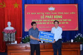 Các công ty, đơn vị trao bảng tượng trưng ủng đồng bào các tỉnh phía Bắc bị thiệt hại do bão số 3. (Ảnh: Tuấn Kiệt/TTXVN)