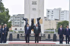 Chủ tịch nước Lương Cường tại Đài tưởng niệm các Anh hùng dân tộc và Tiền nhân nền độc lập Peru. (Ảnh: TTXVN)