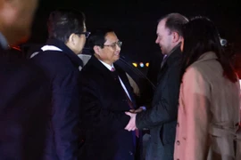 Các đại biểu tiễn Thủ tướng Phạm Minh Chính tại Sân bay quốc tế Kazan, Liên bang Nga kết thúc chuyến tham dự Hội nghị các Nhà lãnh đạo Nhóm BRICS mở rộng. (Ảnh: Dương Giang/TTXVN)