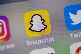 Biểu tượng Snapchat trên màn hình điện thoại. (Ảnh: AFP/ TTXVN)