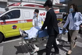 Nhân viên y tế Hàn Quốc chuyển bệnh nhân vào bệnh viện tại Seoul. (Ảnh: AFP/TTXVN)