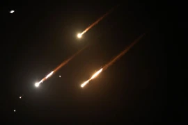 Tên lửa phóng từ Iran bị hệ thống phòng không của Israel đánh chặn trên bầu trời thành phố Nablus, Bờ Tây ngày 1/10/2024. (Ảnh: THX/TTXVN)