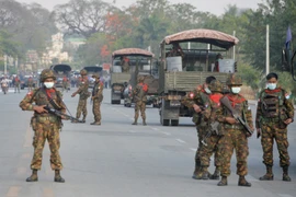 Binh sỹ Myanmar gác trên đường phố. (Ảnh: AFP/TTXVN)