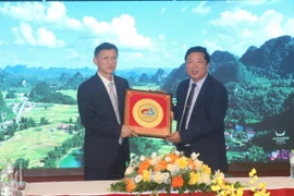 Bí thư Tỉnh ủy Cao Bằng Trần Hồng Minh tặng quà lưu niệm đoàn công tác. (Ảnh: Chu Hiệu/TTXVN)